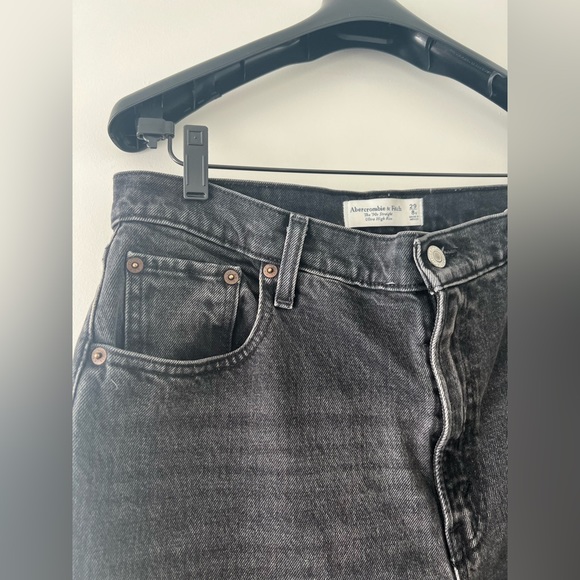 Abercrombie & Fitch Ultra High Rise 90s Straight Jean - Picture 4 of 7